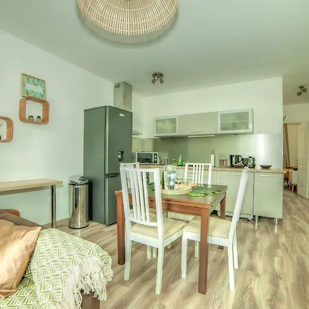 La Pétillante Hotel *